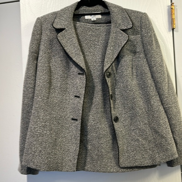 Black and white womens suit. Shirt either zipper in the back. - Picture 1 of 2